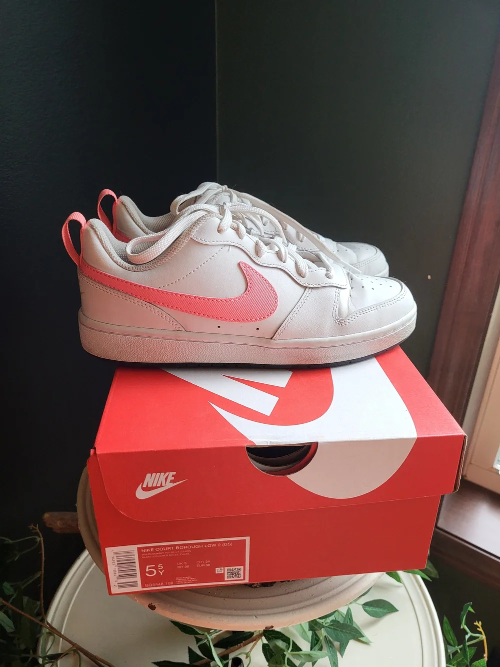 Nike White Kids Low-Top Sneakers with Pink Swoosh